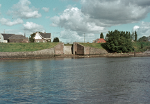 830648 Gezicht op de voormalige uitmonding van de oude Spuisluis te Vreeswijk (Nieuwegein), vanaf de Lek.